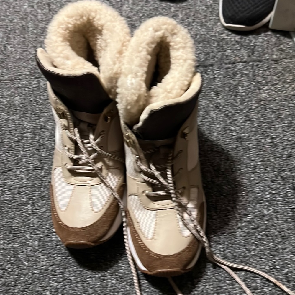 I sell this shoes is to small for my  I not use When I baying send me rong size